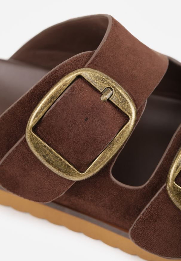 Renee - Brązowe Klapki VICES Ozdobione Dużymi Klamrami Jenniviane. Okazja: na co dzień. Kolor: brązowy. Materiał: jeans. Wzór: aplikacja. Sezon: wiosna, lato. Styl: casual, elegancki