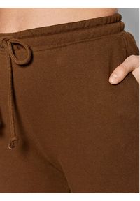 NA-KD Spodnie dresowe 1018-007520-0017-003 Brązowy Regular Fit. Kolor: brązowy. Materiał: dresówka, bawełna