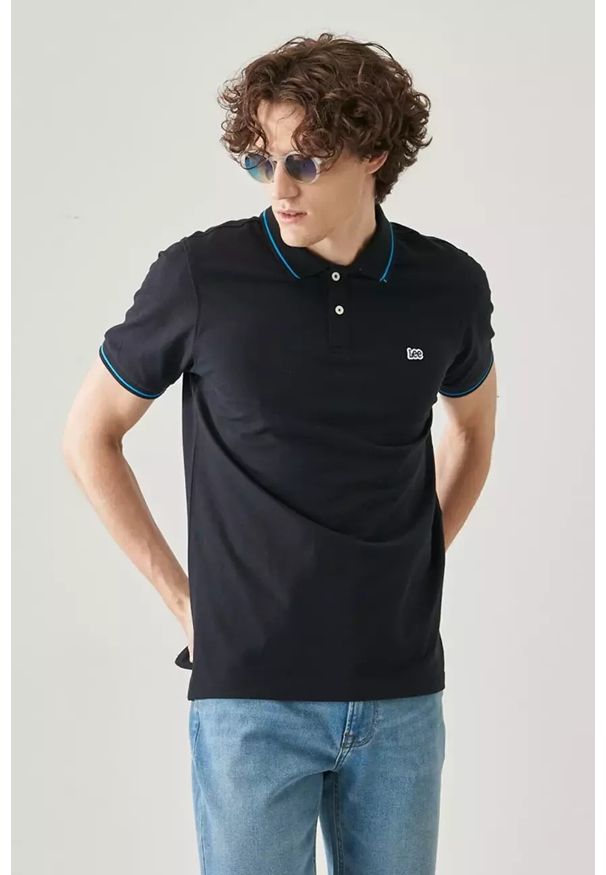 Lee - LEE PIQUE POLO MĘSKIE POLO KRÓTKI RĘKAW BLACK L61ARL01 112113687. Typ kołnierza: polo. Długość rękawa: krótki rękaw. Długość: krótkie