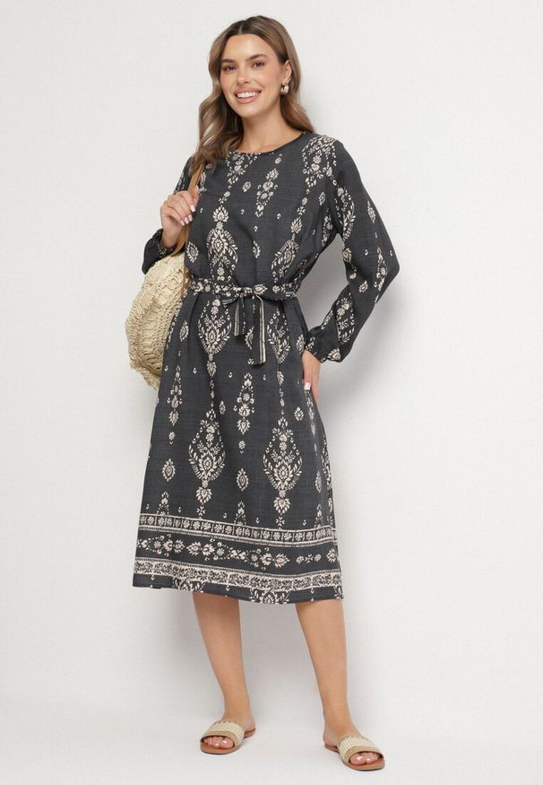 Born2be - Ciemnoszara Sukienka we Wzory Boho Pudełkowa z Paskiem w Talii Lisanea. Okazja: na co dzień. Kolor: szary. Materiał: materiał. Długość rękawa: długi rękaw. Typ sukienki: w kształcie A. Styl: boho