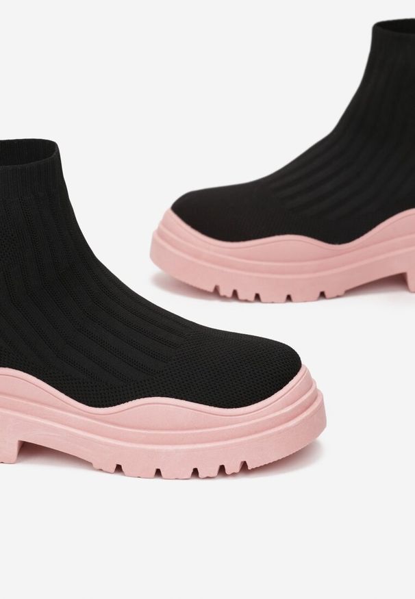 Renee - Czarno-Różowe Botki z Elastyczną Cholewką Ganeon. Wysokość cholewki: za kostkę. Zapięcie: bez zapięcia. Kolor: czarny. Materiał: materiał. Szerokość cholewki: normalna