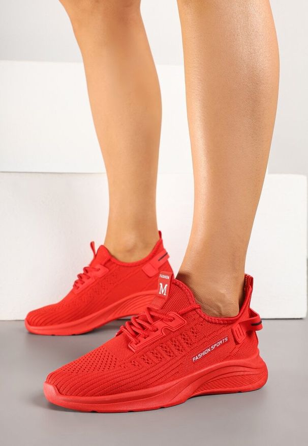 Renee - Czerwone Buty Sportowe Sneakersy Ozdobione Tłoczeniem i Napisami Odalene. Okazja: na co dzień. Kolor: czerwony. Materiał: jeans. Wzór: napisy, aplikacja