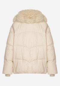 Born2be - Beżowa Pikowana Kurtka Oversize z Futrzanymi Zdobieniami Saranessa. Okazja: na co dzień. Kolor: beżowy. Materiał: futro. Wzór: aplikacja. Styl: casual #3