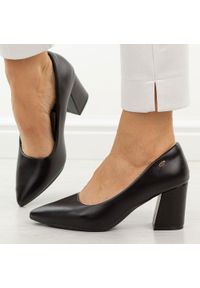 POTOCKI - Czarne czółenka damskie Potocki 41314. Okazja: na co dzień, na komunię, na ślub cywilny, na wesele, na imprezę. Kolor: czarny. Materiał: skóra. Szerokość cholewki: normalna. Sezon: wiosna, jesień, lato. Obcas: na słupku. Styl: casual, elegancki, klasyczny, wizytowy #1