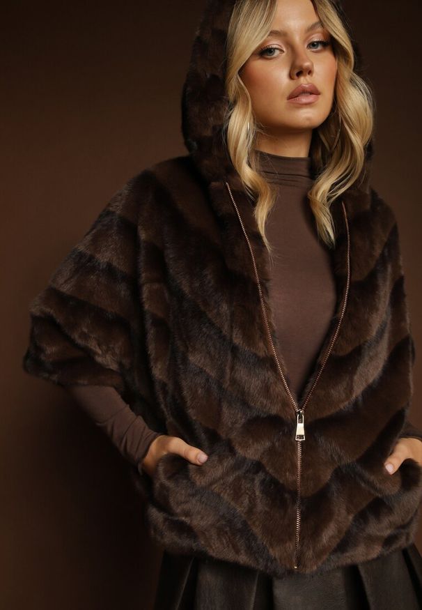 Renee - Brązowa Kurtka Futrzana o Kroju Oversize z Kapturem i Rękawami 3/4 Titene. Okazja: na co dzień. Typ kołnierza: kaptur. Kolor: brązowy. Materiał: futro. Sezon: zima. Styl: elegancki, klasyczny, casual