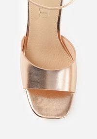 Renee - Szampańskie Sandały VICES na Słupku i Grubej Podeszwie z Wkładką ze Skóry Naturalnej Adeia. Okazja: na wesele, na imprezę, na urodziny, na ślub cywilny. Zapięcie: pasek. Kolor: złoty. Materiał: skóra. Sezon: lato. Obcas: na słupku. Styl: elegancki #5