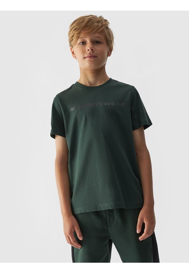 4f - 4F T-shirt regular z nadrukiem chłopięcy - zielony 146 (10-11 lat). Okazja: na co dzień. Kolor: zielony. Materiał: bawełna, jersey, dzianina. Długość rękawa: krótki rękaw. Długość: krótkie. Wzór: napisy, gładki, ze splotem. Sezon: lato. Styl: sportowy, klasyczny, casual