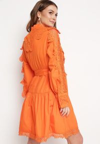 Born2be - Pomarańczowa Sukienka Evenope. Kolor: pomarańczowy. Materiał: materiał, koronka. Wzór: aplikacja, koronka. Styl: klasyczny. Długość: mini