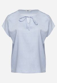 Born2be - Niebieska Bluzka z Wiskozą Wiązana przy Dekolcie Dovarelle. Okazja: na co dzień. Kolekcja: plus size. Kolor: niebieski. Materiał: wiskoza. Długość rękawa: krótki rękaw. Długość: krótkie. Styl: casual, elegancki #3