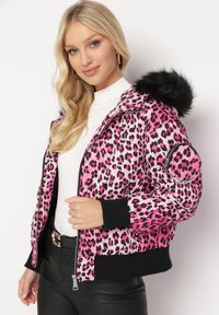Born2be - Różowa Kurtka Pikowana w Panterkę z Saszetką Adove. Kolor: różowy. Materiał: futro. Wzór: motyw zwierzęcy. Styl: elegancki #3