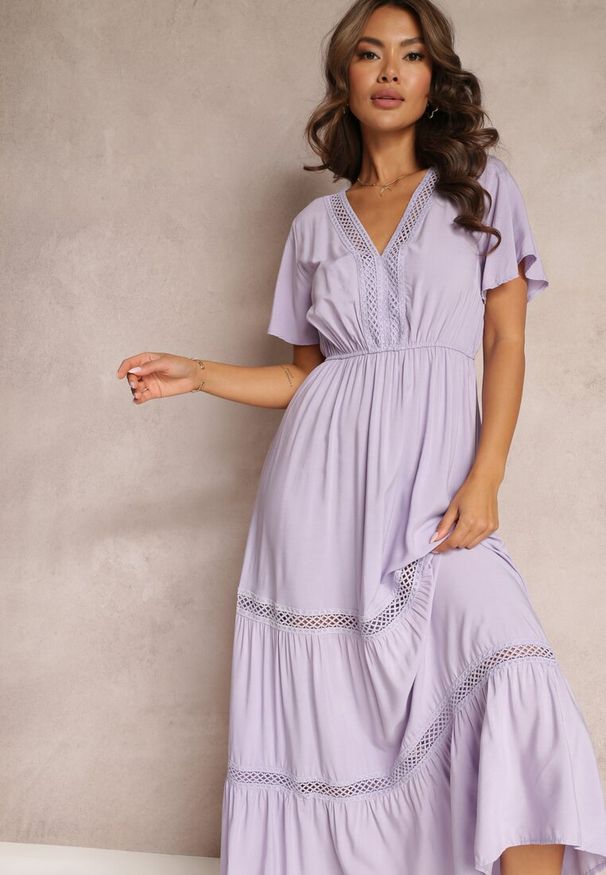 Renee - Fioletowa Rozkloszowana Sukienka Maxi z Gumką w Talii i Koronkowym Dekoltem Cheteia. Kolor: fioletowy. Materiał: koronka. Sezon: wiosna, lato. Długość: maxi