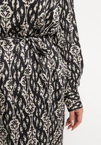 Born2be - Czarna Pudełkowa Sukienka Mini z Wiązanym Paskiem Hrina. Kolor: czarny. Materiał: materiał. Długość: mini #3