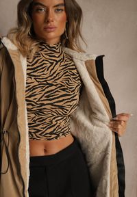 Renee - Ciemnobeżowa Kurtka Parka w Stylu Casual Ocieplana Futerkiem Olleania. Okazja: na co dzień. Kolor: beżowy. Materiał: futro. Wzór: aplikacja. Styl: casual #4