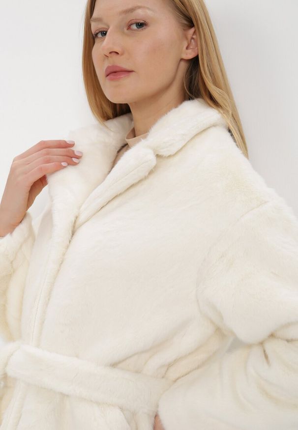 Born2be - Kremowa Kurtka Borphine. Typ kołnierza: golf. Kolor: beżowy. Materiał: futro, jeans, materiał