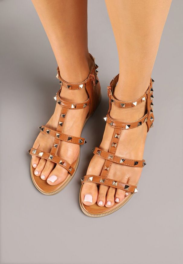 Renee - Brązowe Sandały w Stylu Gladiatorek ze Zdobieniem z Ćwiekami Tesirea. Okazja: na co dzień. Kolor: brązowy. Materiał: jeans. Wzór: aplikacja. Obcas: na płaskiej podeszwie. Styl: casual