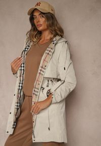 Renee - Beżowa Kurtka Parka z Kapturem Podpinanymi Rękawami i Printem w Kratę Hallela. Typ kołnierza: kaptur. Kolor: beżowy. Materiał: jeans. Długość: do kolan. Wzór: nadruk. Sezon: jesień #3