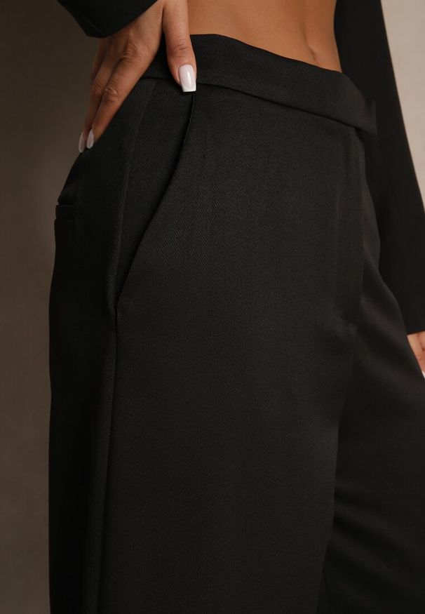 Renee - Czarne Garniturowe Spodnie o Fasonie Culottes Adeana. Okazja: na spotkanie biznesowe, na co dzień. Kolor: czarny. Styl: biznesowy, klasyczny, elegancki, casual