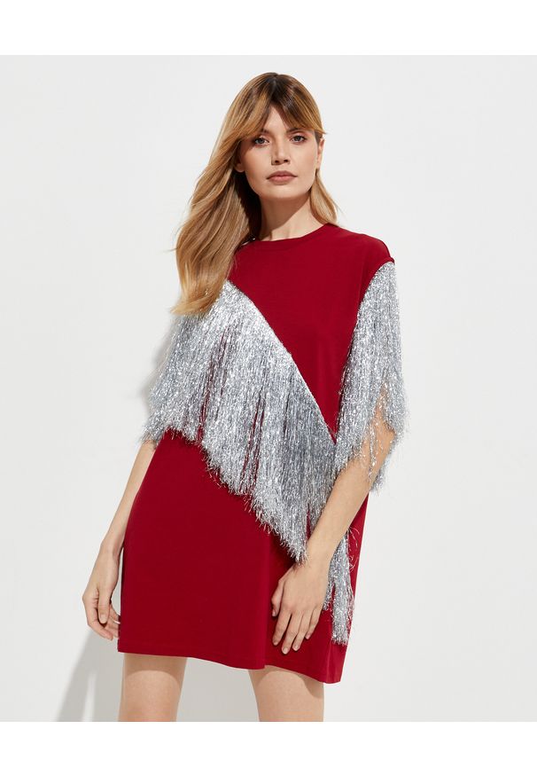 T-DRESS - Czerwona sukienka mini ze srebrnymi frędzlami. Kolor: czerwony. Materiał: bawełna. Typ sukienki: proste. Długość: mini