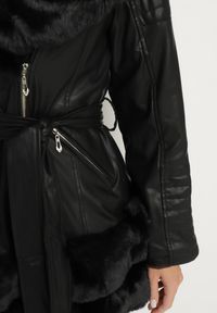 Born2be - Czarna Kurtka z Ekoskóry i Futerka z Wiązanym Paskiem Aravirta. Kolor: czarny. Materiał: futro #5