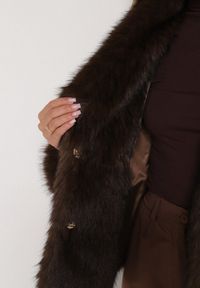 Born2be - Brązowa Oversizowa Kurtka Futerko z Szerokim Kołnierzem Reilia. Kolor: brązowy. Materiał: futro. Styl: klasyczny, elegancki #2