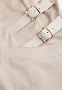 Renee - Jasnobeżowy Komplet Garniturowy Spodnie Wide Leg i Kamizelka z Paskami z Klamrami Sartora. Kolor: beżowy #5