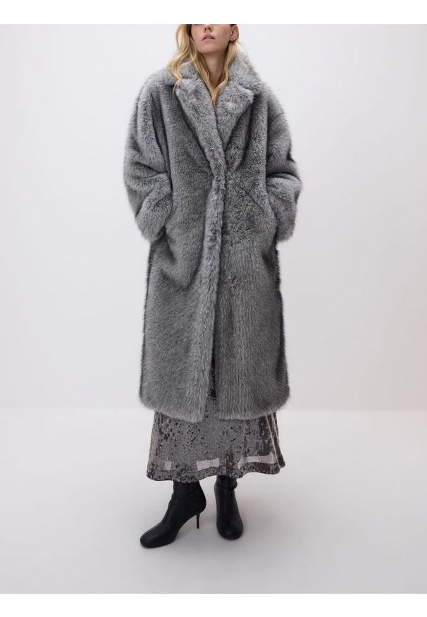 Reserved - Płaszcz z imitacji futra - jasnoszary. Kolor: szary. Materiał: futro