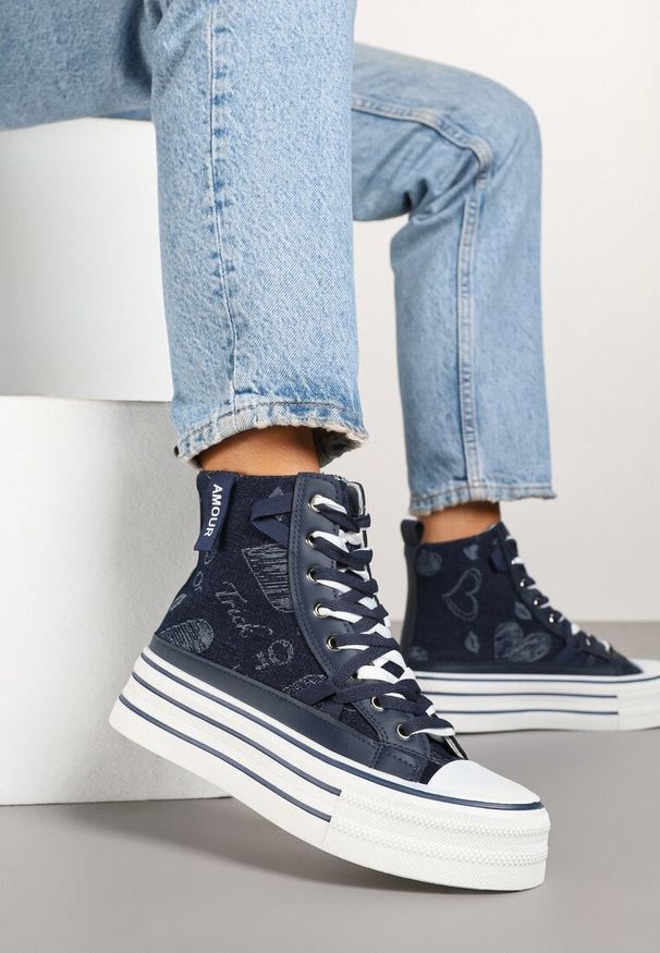 Born2be - Granatowe Trampki z Jeansowego Materiału na Platformie Zorilea. Okazja: na co dzień. Nosek buta: okrągły. Zapięcie: sznurówki. Kolor: niebieski. Materiał: jeans, materiał. Wzór: kolorowy. Obcas: na platformie. Styl: casual, sportowy