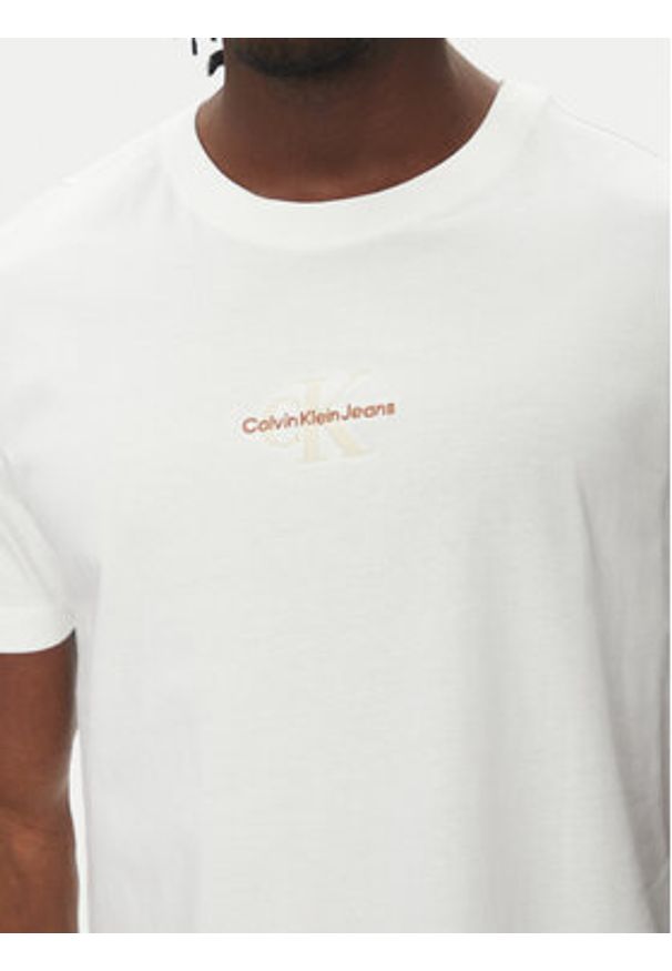 Calvin Klein Jeans T-Shirt Monologo J30J325649 Biały Regular Fit. Kolor: biały. Materiał: bawełna