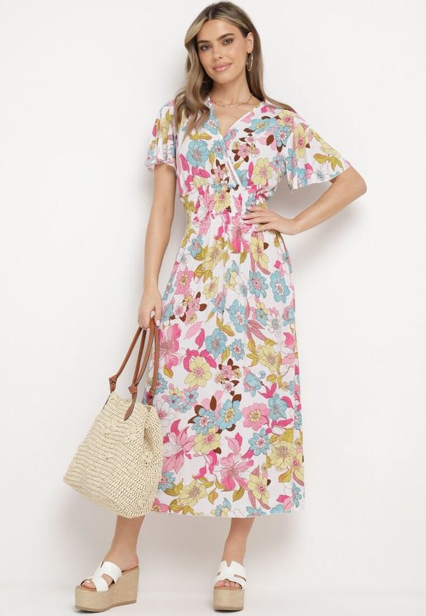 Born2be - Biało-Różowa Sukienka w Kwiaty z Kopertowym Dekoltem i Gumkami w Pasie Lomanda. Okazja: na co dzień, na spacer. Typ kołnierza: dekolt kopertowy. Kolor: biały. Wzór: kwiaty. Sezon: lato. Typ sukienki: kopertowe. Styl: casual, klasyczny, elegancki. Długość: midi