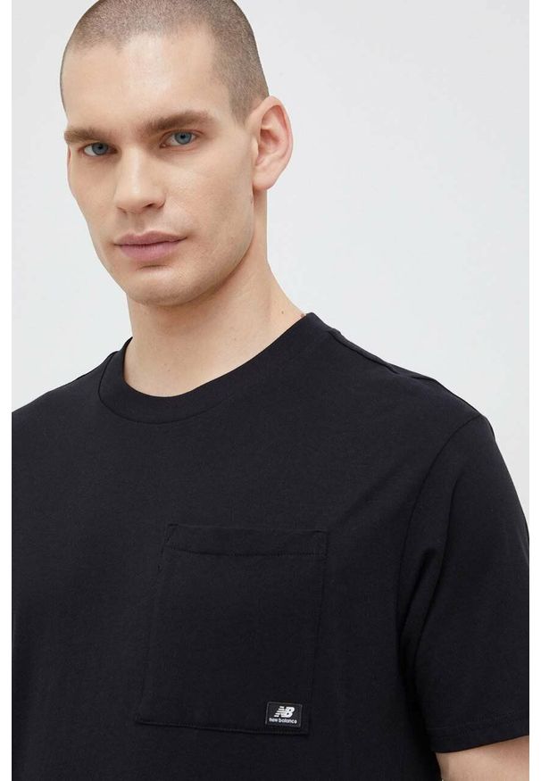 New Balance t-shirt bawełniany kolor czarny gładki MT31542BK-2BK. Kolor: czarny. Materiał: bawełna. Długość rękawa: krótki rękaw. Długość: krótkie. Wzór: gładki