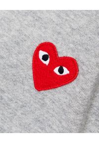 COMME DES GARCONS PLAY - Szara bluza z czerwonymi sercami. Typ kołnierza: kaptur. Kolor: szary. Materiał: jeans, dresówka, bawełna. Długość rękawa: długi rękaw. Długość: długie. Wzór: nadruk. Sezon: jesień #3
