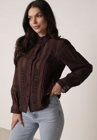 Born2be - Brązowa Koszula ze Stójką i Koronką Argochis. Typ kołnierza: kołnierzyk stójkowy. Kolor: brązowy. Materiał: koronka. Wzór: koronka #1