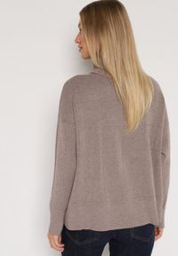 Born2be - Ciemnobeżowy Golf w Klasycznym Stylu Linagela. Typ kołnierza: golf. Kolor: beżowy. Materiał: jeans. Styl: klasyczny #5