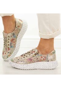 Złote skórzane półbuty damskie Vinceza 79604. Okazja: na spacer, na co dzień. Nosek buta: okrągły. Kolor: złoty. Materiał: skóra. Szerokość cholewki: normalna. Sezon: wiosna, jesień, lato. Obcas: na platformie. Styl: casual, elegancki, klasyczny #1