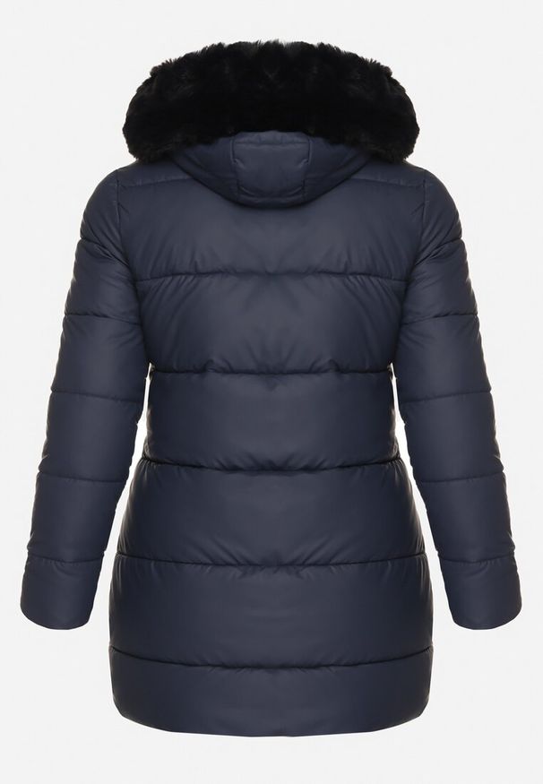 Born2be - Granatowa Taliowana Kurtka z Pikowanymi Przeszyciami i Kapturem z Futrem Avileria. Okazja: na co dzień, na spacer. Kolekcja: plus size. Kolor: niebieski. Materiał: futro. Styl: casual