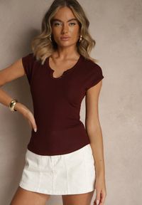 Renee - Bordowy Dopasowany T-shirt z Ozdobnymi Guziczkami i Wycięciem przy Dekolcie Benolla. Okazja: na co dzień. Kolor: czerwony. Materiał: jeans. Wzór: aplikacja. Styl: casual, elegancki
