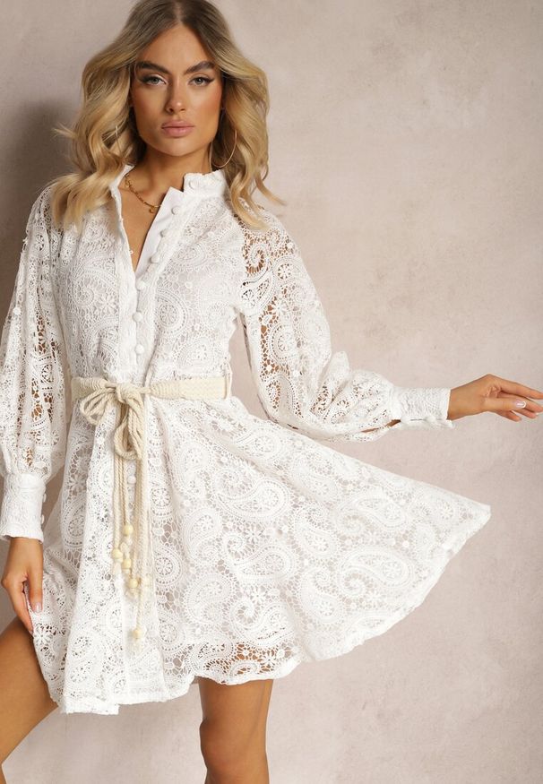 Renee - Biała Sukienka Melliopis. Kolor: biały. Materiał: koronka, tkanina. Wzór: paisley. Styl: elegancki. Długość: mini