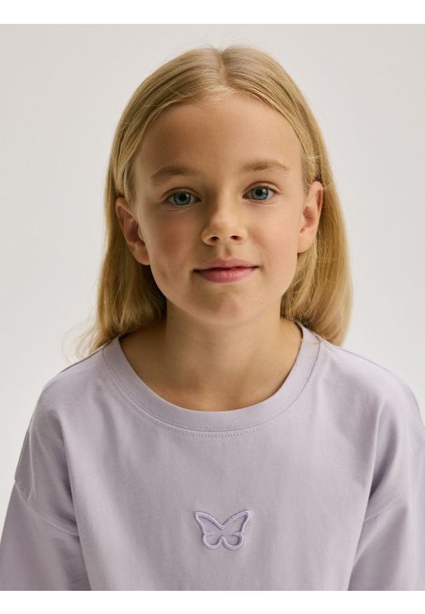 Reserved - Bawełniany T-shirt z haftem - lawendowy. Kolor: fioletowy. Materiał: bawełna. Wzór: haft