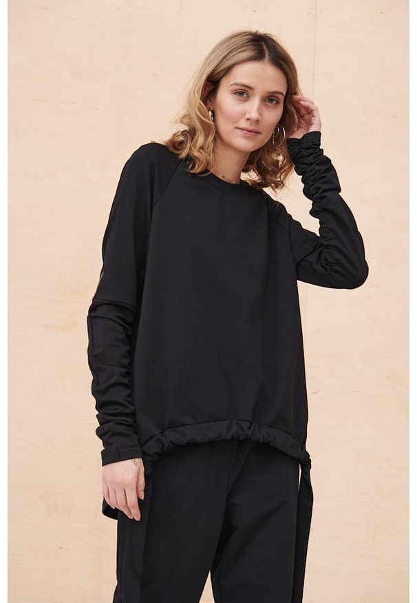 blue shadow - Bluza Damska Greta BS Czarny. Kolor: czarny. Materiał: elastan, bawełna, tkanina, dresówka. Długość: długie. Wzór: geometria. Styl: młodzieżowy, elegancki