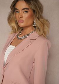 Renee - Różowa Marynarka z Imitacją Kieszeni i Usztywnioną Linią Ramion Vivissea. Okazja: na co dzień, na spotkanie biznesowe. Kolor: różowy. Materiał: jeans. Wzór: aplikacja. Styl: biznesowy, klasyczny, elegancki, casual #5
