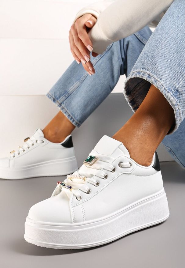 Renee - Biało-Czarne Sneakersy na Platformie z Biżuteryjnymi Zawieszkami na Sznurówkach Faeleen. Kolor: biały. Wzór: aplikacja. Obcas: na platformie