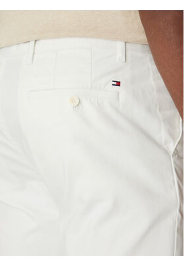 TOMMY HILFIGER - Tommy Hilfiger Chinosy Denton MW0MW37873 Biały Slim Fit. Kolor: biały. Materiał: bawełna