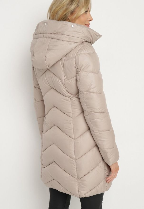 Born2be - Beżowa Pikowana Kurtka o Taliowanym Kroju z Kapturem i Futrzaną Podszewką Emithalla. Okazja: na co dzień. Typ kołnierza: kaptur. Kolor: beżowy. Materiał: futro. Długość rękawa: długi rękaw. Długość: długie. Styl: klasyczny, casual, elegancki