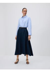 Reserved - Spódnica midi z paskiem - granatowy. Kolor: niebieski. Materiał: wiskoza, tkanina, len