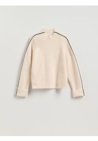 Reserved - Sweter z kontrastową lamówką - kremowy. Kolor: kremowy. Materiał: dzianina