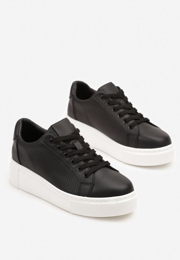 Born2be - Czarne Skórzane Sneakersy na Grubej Podeszwie z Perforacją i Aplikacją Neowenia. Kolor: czarny. Materiał: skóra. Wzór: aplikacja