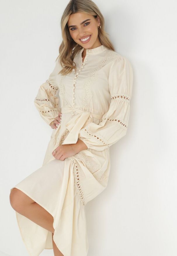 Born2be - Beżowa Rozkloszowana Sukienka z Ażurowymi Wstawkami Palovi. Typ kołnierza: kołnierzyk stójkowy. Kolor: beżowy. Wzór: ażurowy. Sezon: wiosna, lato. Długość: midi