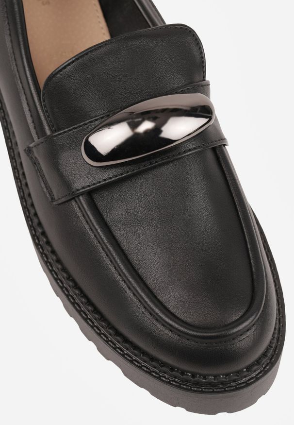 Born2be - Czarne Mokasyny Vices ze Skórzaną Wkładką i Metaliczną Ozdobą Anlee. Okazja: na co dzień. Kolor: czarny. Materiał: skóra. Wzór: aplikacja. Styl: casual