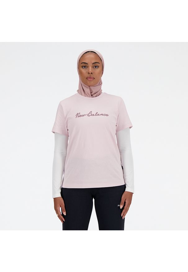 Koszulka damska New Balance WT41909SOI – różowa. Kolor: różowy. Materiał: bawełna. Długość rękawa: krótki rękaw. Długość: krótkie. Wzór: napisy