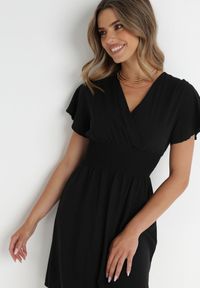 Born2be - Czarna Sukienka z Wiskozy Saede. Okazja: na co dzień. Kolor: czarny. Materiał: wiskoza. Wzór: gładki. Sezon: lato. Typ sukienki: kopertowe. Styl: casual. Długość: mini #3